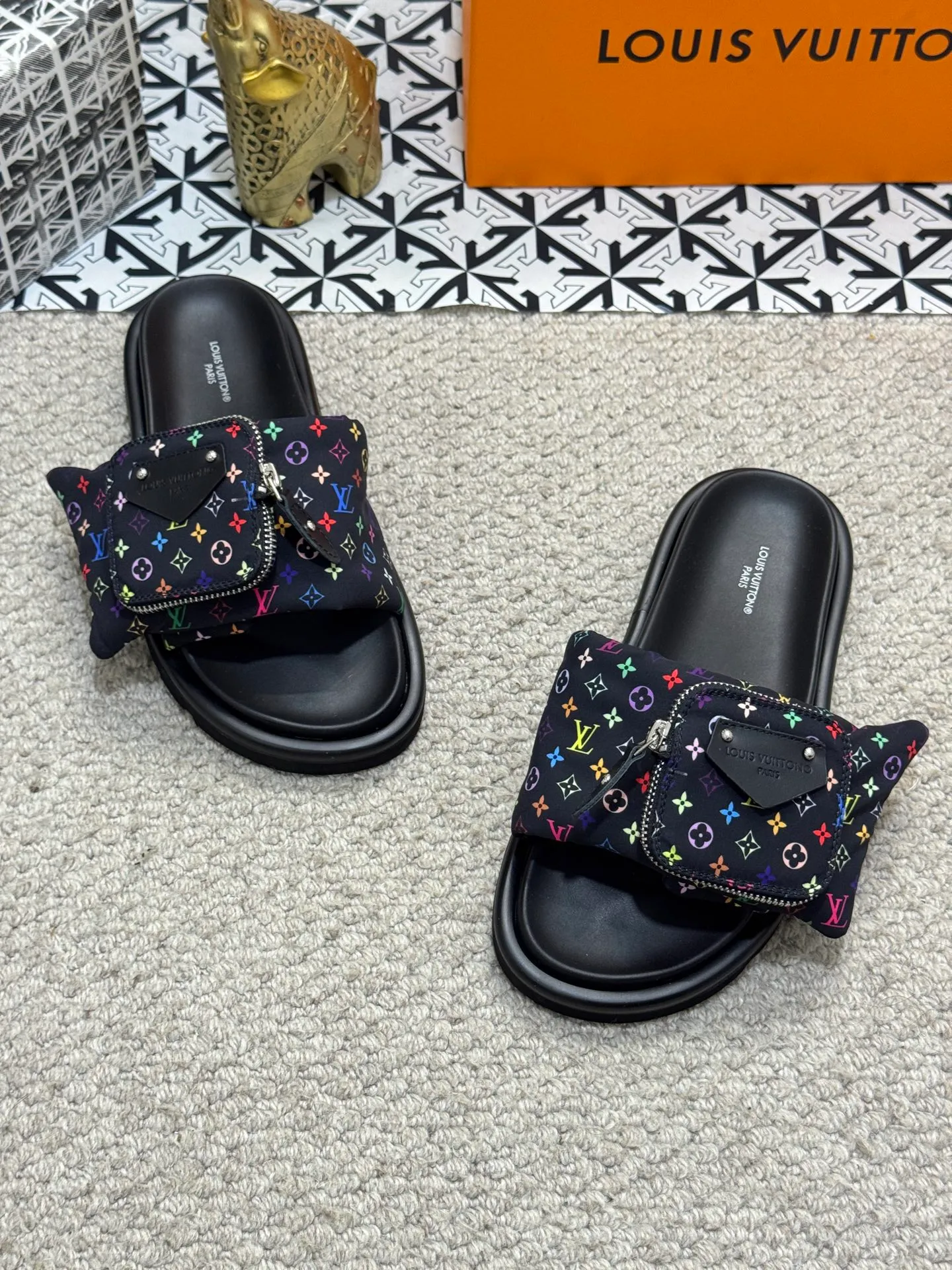 Men's shoes 💰400 [New style] 🦇🦇Top original order [Louis Vuitton] Couple style 👫Spring and summer style🎯🎯As an active family in the fashion industry ⭐ Lv is characterized by bold innovation ⚡Fabric down cloth🔥 Combined outsole, clean and tidy ⚡Fashionable and generous🌹Multiple colors available..Size: 36-44 (45 customized